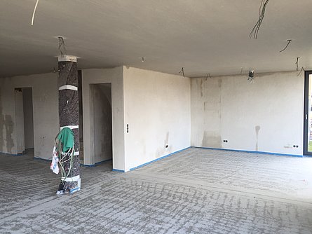 Wände eines sanierungsbedürftigen Gebäudeinnenraums für Stuckateur für Innenputz in Neckarbischofsheim bei Sinsheim